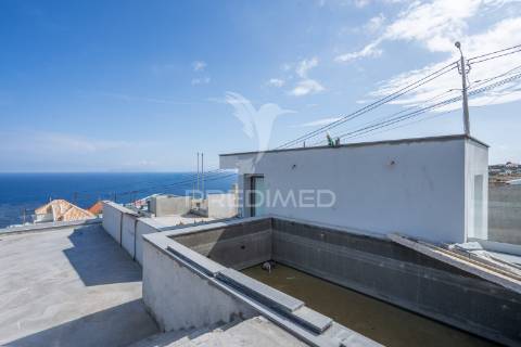 Moradia t3 em fase de construção com vista mar , santa cruz - ilha da madeira
