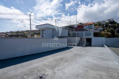 Moradia t3 em fase de construção com vista mar , santa cruz - ilha da madeira