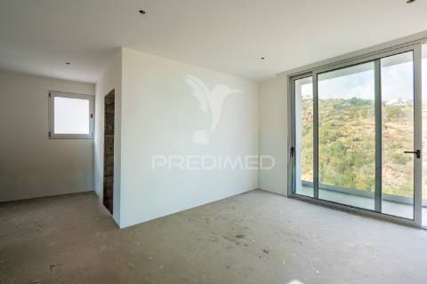 Moradia t3 em fase de construção com vista mar , santa cruz - ilha da madeira