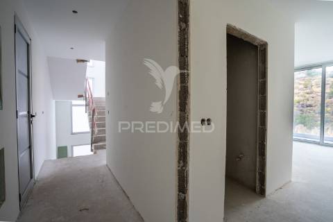 Moradia t3 em fase de construção com vista mar , santa cruz - ilha da madeira