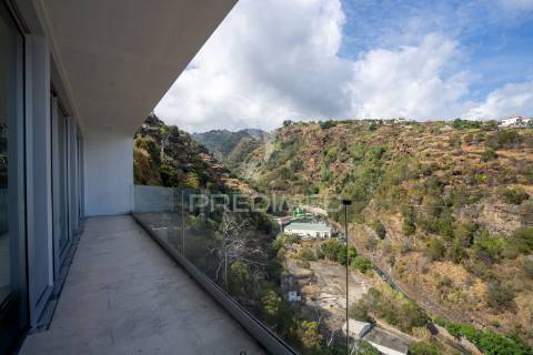 Moradia t3 em fase de construção com vista mar , santa cruz - ilha da madeira