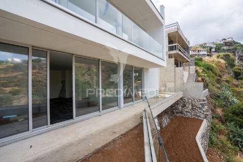 Moradia t3 em fase de construção com vista mar , santa cruz - ilha da madeira