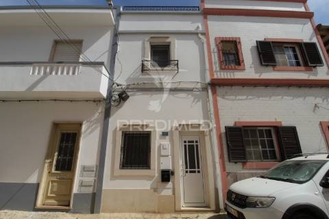 Moradia tradicional t2, remodelada na baixa de olhão