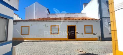 Moradia t3, no centro da vila de cuba para remodelação total