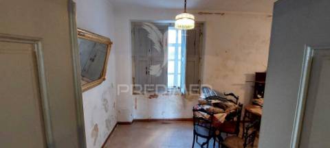 Moradia t3, no centro da vila de cuba para remodelação total