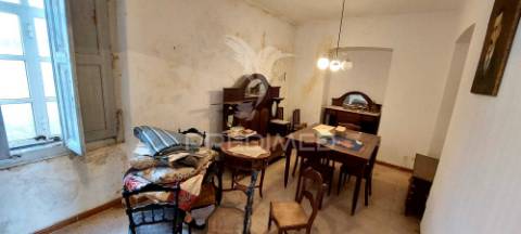 Moradia t3, no centro da vila de cuba para remodelação total