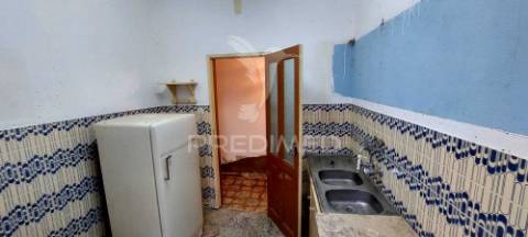 Moradia t3, no centro da vila de cuba para remodelação total