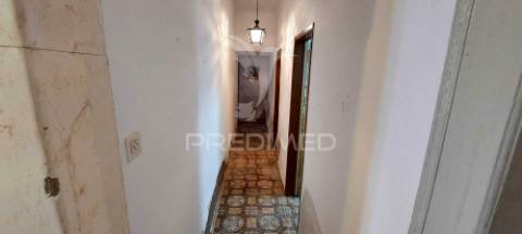 Moradia t3, no centro da vila de cuba para remodelação total