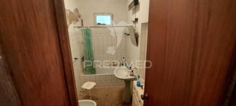 Moradia t3, no centro da vila de cuba para remodelação total