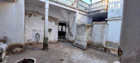 Moradia t3, no centro da vila de cuba para remodelação total