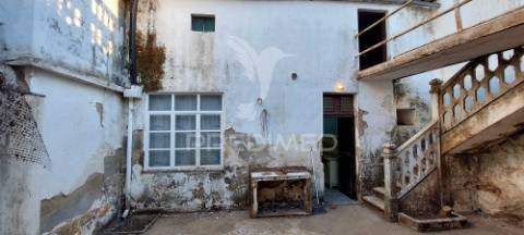 Moradia t3, no centro da vila de cuba para remodelação total