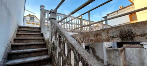 Moradia t3, no centro da vila de cuba para remodelação total