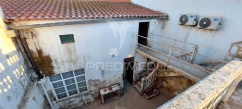 Moradia t3, no centro da vila de cuba para remodelação total