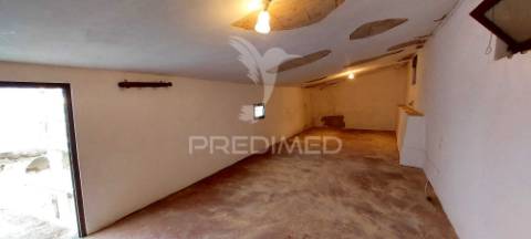 Moradia t3, no centro da vila de cuba para remodelação total