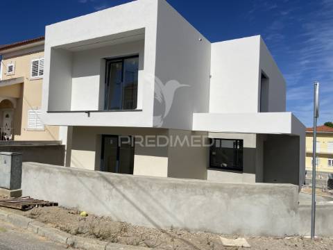 Moradia t4 geminada na carcereira