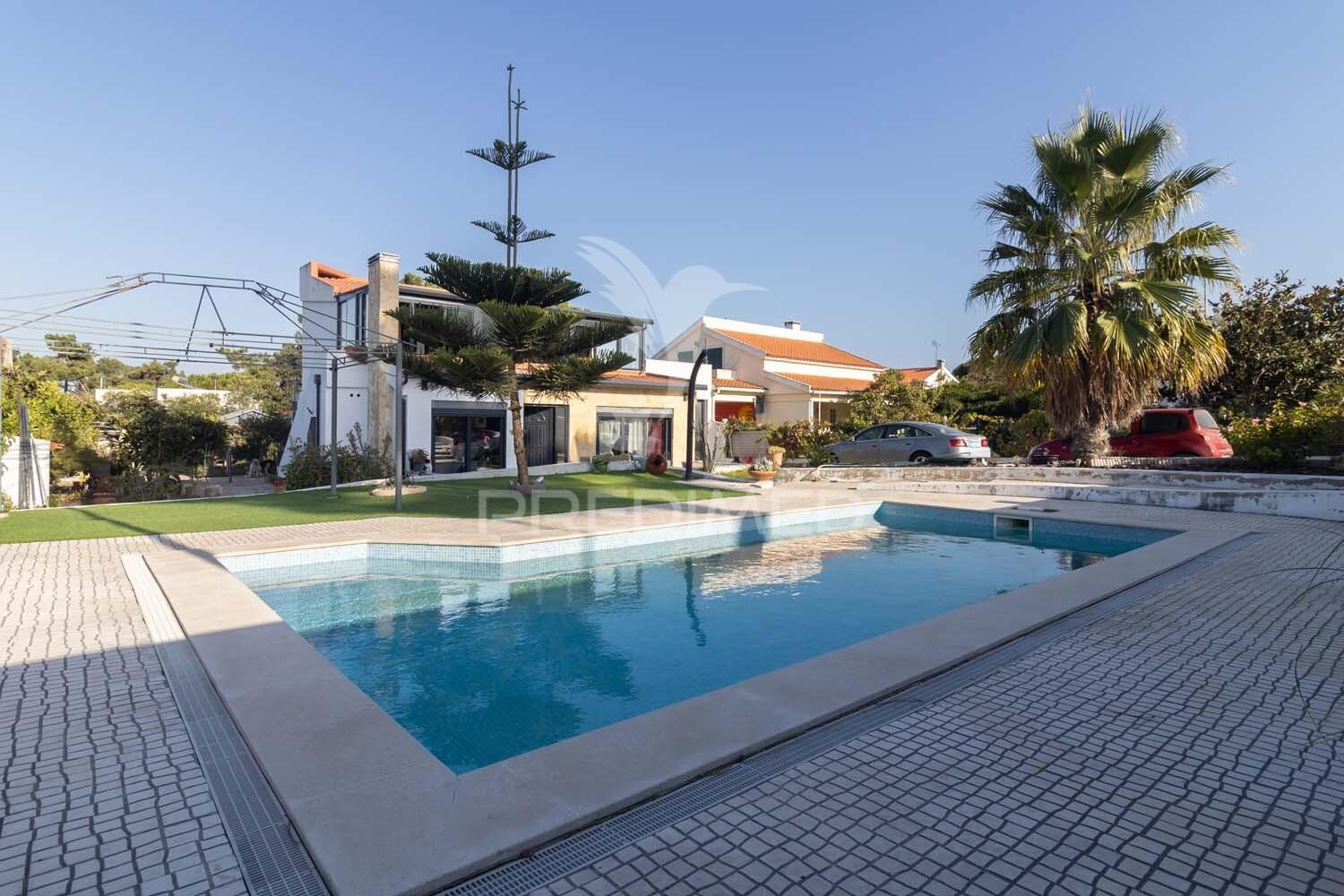 Moradia isolada térrea com aproveitamento de sótão e piscina  em sesimbra