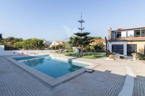 Moradia isolada térrea com aproveitamento de sótão e piscina  em sesimbra