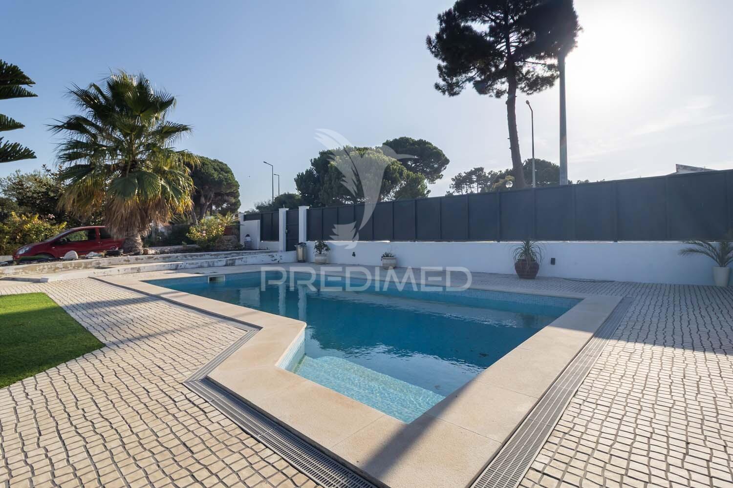Moradia isolada térrea com aproveitamento de sótão e piscina  em sesimbra