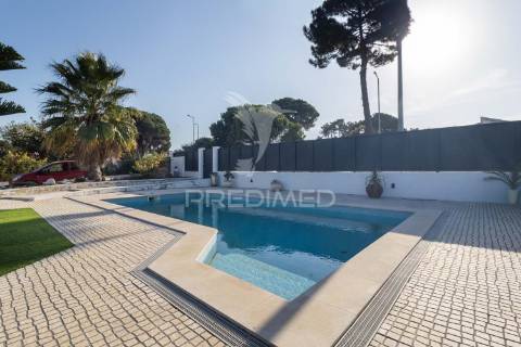 Moradia isolada térrea com aproveitamento de sótão e piscina  em sesimbra