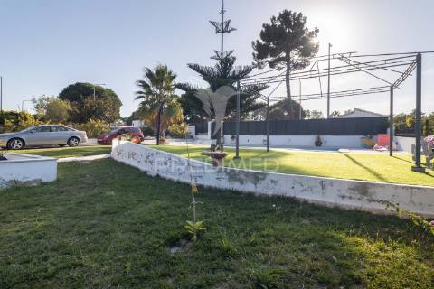 Moradia isolada térrea com aproveitamento de sótão e piscina  em sesimbra