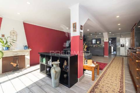 Moradia isolada térrea com aproveitamento de sótão e piscina  em sesimbra