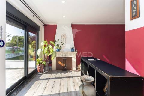 Moradia isolada térrea com aproveitamento de sótão e piscina  em sesimbra