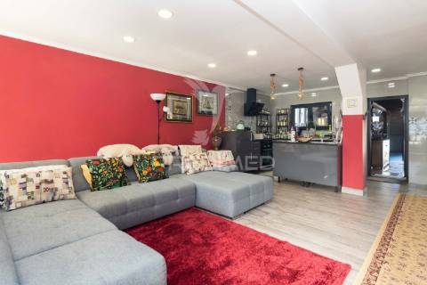 Moradia isolada térrea com aproveitamento de sótão e piscina  em sesimbra