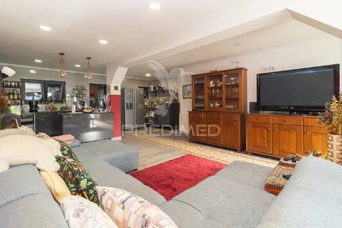 Moradia isolada térrea com aproveitamento de sótão e piscina  em sesimbra