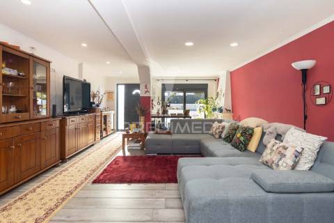 Moradia isolada térrea com aproveitamento de sótão e piscina  em sesimbra