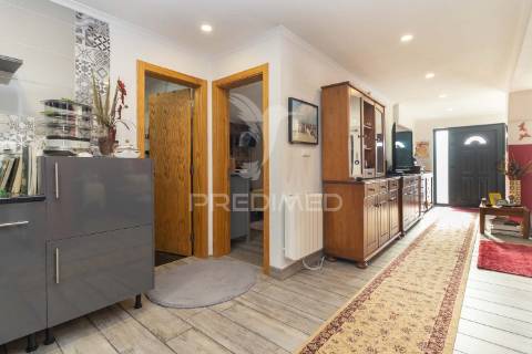 Moradia isolada térrea com aproveitamento de sótão e piscina  em sesimbra