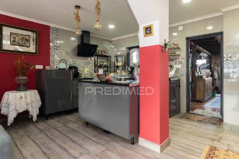 Moradia isolada térrea com aproveitamento de sótão e piscina  em sesimbra