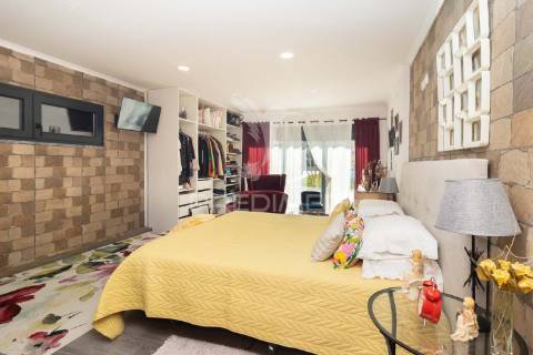 Moradia isolada térrea com aproveitamento de sótão e piscina  em sesimbra