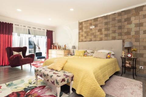 Moradia isolada térrea com aproveitamento de sótão e piscina  em sesimbra