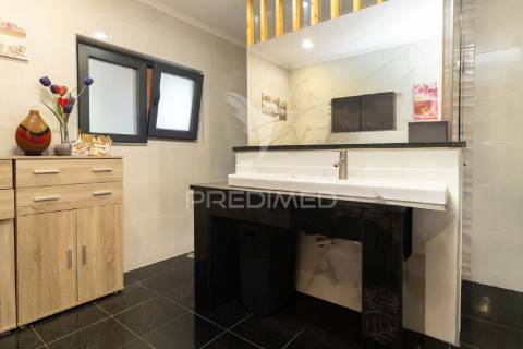 Moradia isolada térrea com aproveitamento de sótão e piscina  em sesimbra