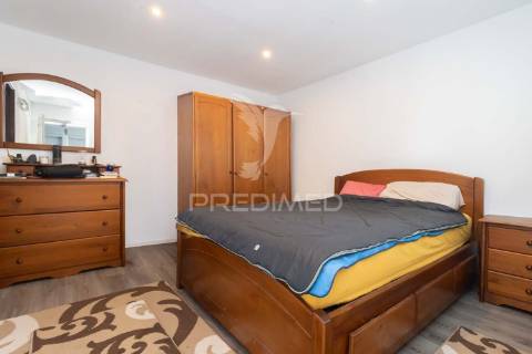 Moradia isolada térrea com aproveitamento de sótão e piscina  em sesimbra