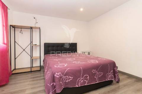 Moradia isolada térrea com aproveitamento de sótão e piscina  em sesimbra