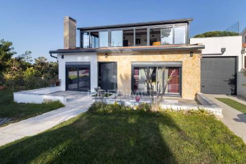 Moradia isolada térrea com aproveitamento de sótão e piscina  em sesimbra