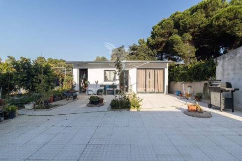 Moradia isolada térrea com aproveitamento de sótão e piscina  em sesimbra