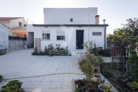 Moradia isolada térrea com aproveitamento de sótão e piscina  em sesimbra