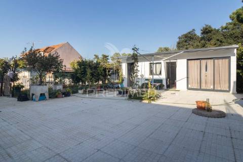 Moradia isolada térrea com aproveitamento de sótão e piscina  em sesimbra