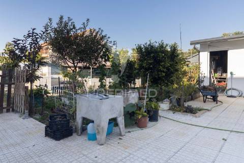 Moradia isolada térrea com aproveitamento de sótão e piscina  em sesimbra