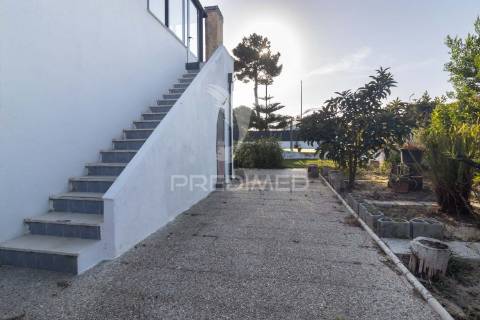 Moradia isolada térrea com aproveitamento de sótão e piscina  em sesimbra