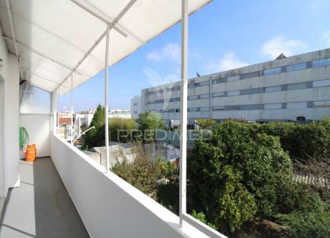 T3 com varandas em todas as divisões junto à areosa