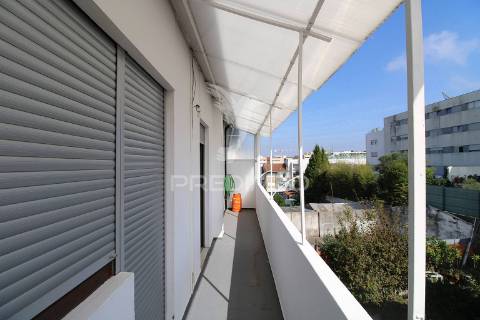 T3 com varandas em todas as divisões junto à areosa