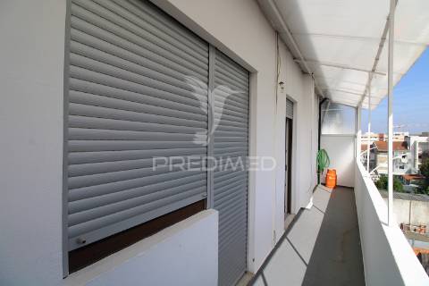 T3 com varandas em todas as divisões junto à areosa