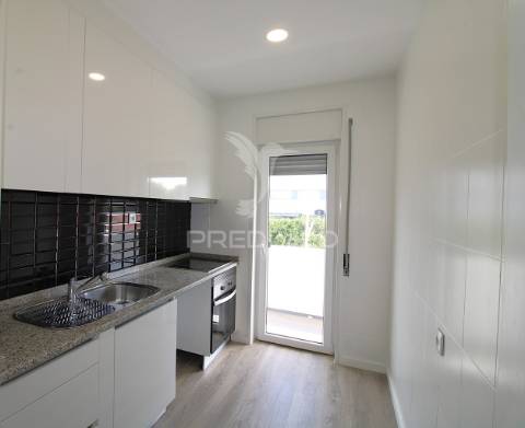 T3 com varandas em todas as divisões junto à areosa