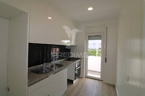 T3 com varandas em todas as divisões junto à areosa