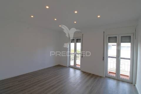 T3 com varandas em todas as divisões junto à areosa