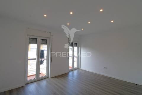 T3 com varandas em todas as divisões junto à areosa