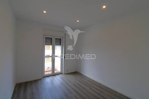 T3 com varandas em todas as divisões junto à areosa